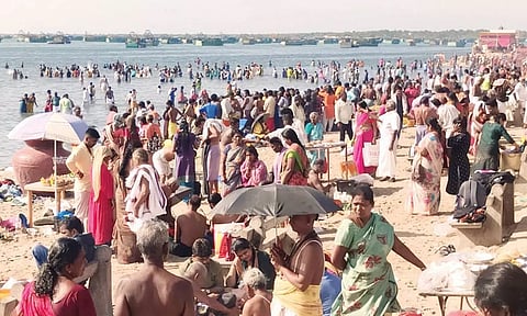 சர்வ அமாவாசையை முன்னிட்டு ராமேசுவரம் அக்னி தீர்த்த கடலில் புனித நீராடி பக்தர்கள் வழிபாடு