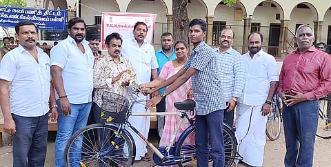 மாணவர்களுக்கு விலையில்லா சைக்கிள்களை நகர்மன்ற தலைவி ரம்யா முத்துக்குமார் வழங்கினார்.&nbsp;
