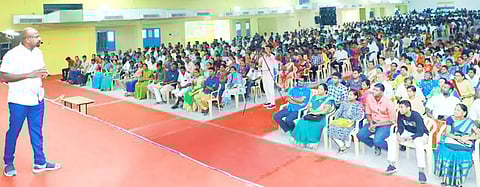 முதலாமாண்டு தொடக்க விழாவில் கலந்து கொண்ட மாணவர்கள்- பெற்றோர்கள்.
