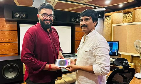 இசையில் மிரட்டிய சித்தார்த் விபின்.. ஐபோன் வழங்கி அசத்திய 'ஒன் 2 ஒன்' இயக்குனர்