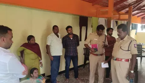 கொள்ளை நடந்த கந்தசாமியின் வீட்டில் போலீசார் விசாரணை நடத்திய காட்சி.