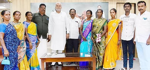 ஏ.ஐ.டி.யூ.சி. மீனவ சங்க மாநில செயலாளர் சி.ஆர்.செந்தில்வேல் தலைமையில் மீனவர் சங்க நிர்வாகிகள் குழு டெல்லியில்  மத்திய மந்திரி பர்ஷோத்தம் ரூபாலாவை சந்தித்து மனு அளித்தனர்.
