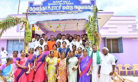 புதிதாக திறக்கப்பட்ட கருவந்தா ஊராட்சி மன்ற அலுவலகத்தின் முன்பு விழாவில்  கலந்து கொண்ட அனைவரும் குழு புகைப்படம் எடுத்துக் கொண்ட காட்சி.