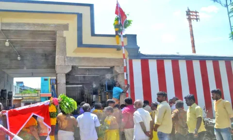பாளை ஆயிரத்தம்மன் கோவிலில் தசரா திருவிழாவுக்காக கால் நாட்டுதல் நடைபெற்ற காட்சி.