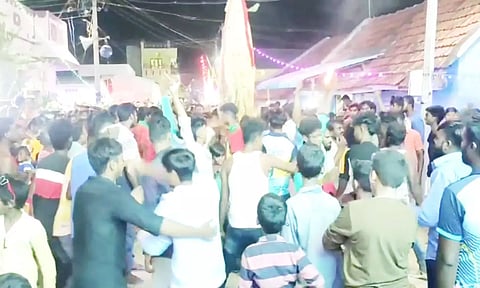 திருவிழாவில் பூங்கரகம் ஊர்வலம் நடந்த காட்சி.