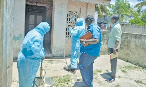 கொசு மருந்து தெளிக்கும் பணி நடந்தது.
