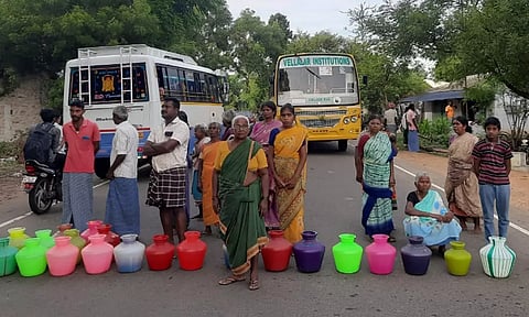 குடிநீர் கேட்டு காலி குடங்களுடன் பொதுமக்கள் சாலை மறியல்