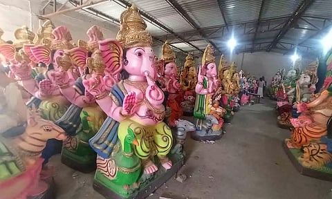 தயார் செய்து வைக்கப்பட்டுள்ள விநாயகர் சிலைகள்.