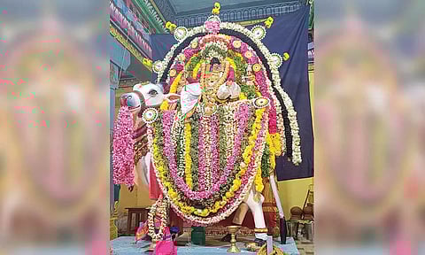 சிறப்பு அலங்காரத்தில் அருள்பாலித்த சுவாமி.