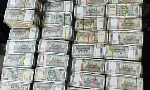 கைதான ரெயில்வே அதிகாரி வீடுகளில் கட்டுக்கட்டாக பணம் சிக்கியது- ரூ.2.61 கோடியை சி.பி.ஐ. மீட்டது