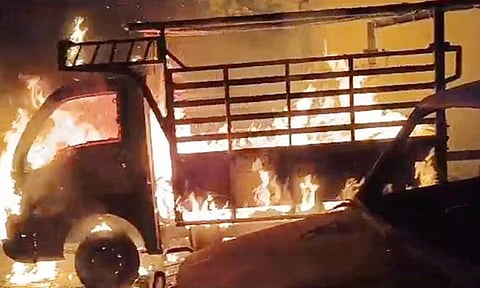 அ.தி.மு.க. முன்னாள் எம்.எல்.ஏ. கார், வாகனம் தீ வைத்து எரிப்பு: பதட்டம் நிலவுவதால் போலீசார் குவிப்பு