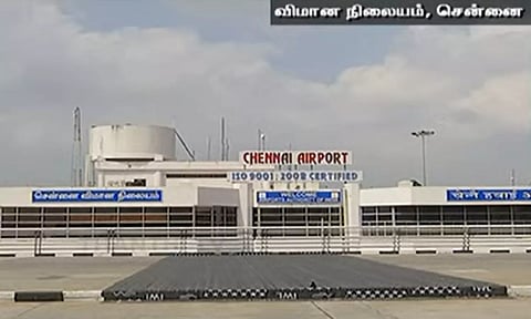 ஒரே விமானம்.. 149 கடத்தல்காரர்கள்.. ரூ.14 கோடி மதிப்பு பொருட்கள் சிக்கியது- சென்னை ஏர்போர்ட்டில் அதிர்ச்சி