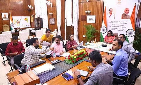 சுகாதாரத்துறை அதிகாரிகளுடன் கவர்னர் தமிழிசை ஆலோசனை நடத்திய காட்சி.