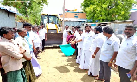 புதியம்புத்தூரில் ரூ.7 லட்சத்தில் சிமெண்ட் சாலை அமைக்கும் பணி