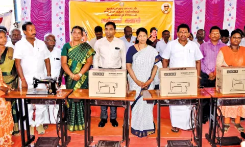 மக்கள் களம் நிகழ்ச்சியில் பயனாளிகளுக்கு நலத்திட்ட உதவிகளை கனிமொழி எம்.பி., அமைச்சர் அனிதா ராதாகிருஷ்ணன் ஆகியோர் வழங்கினார்.&nbsp;