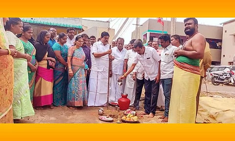 பூஜையில் கலந்து கொண்டவர்களின் காட்சி.