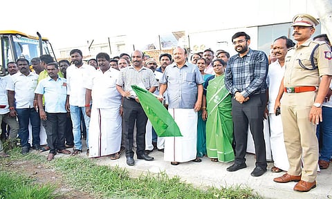 கடலூர் முதுநகரில் அமைச்சர் எம்.ஆர்.கே பன்னீர்செல்வம் வடிகால் வாய்க்கால் பணியை தொடங்கி வைத்தார்.