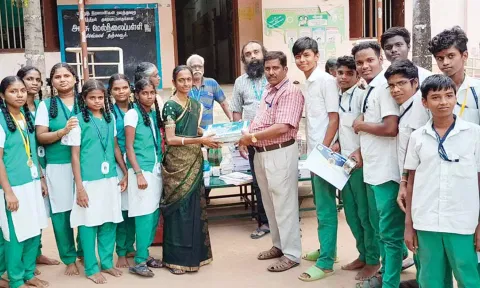 அரசு பள்ளிக்கு கல்வி உபகரணங்கள் வழங்கப்பட்டது.
