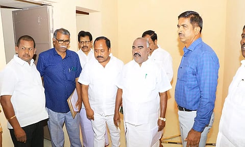 வேலூர் மேல்மொணவூர் இலங்ைக தமிழர் குடியிருப்பில் புதிய வீடுகளை அமைச்சர் செஞ்சி மஸ்தான் ஆய்வு செய்தார். அருகில் கலெக்டர் குமாரவேல் பாண்டியன்,எம்.எல்.ஏ.க்கள் நந்தகுமார், கார்த்திகேயன் உள்பட பலர் உள்ளனர்.