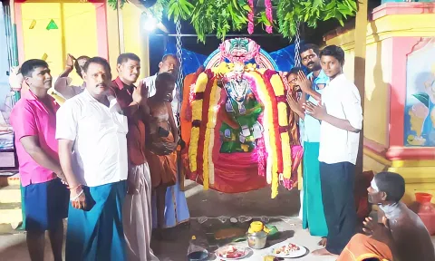 &nbsp;ஆவணி மாத அமாவாசை முன்னிட்டு முத்தாலம்மனுக்கு ஊஞ்சல் உற்சவம் நடந்த காட்சி.