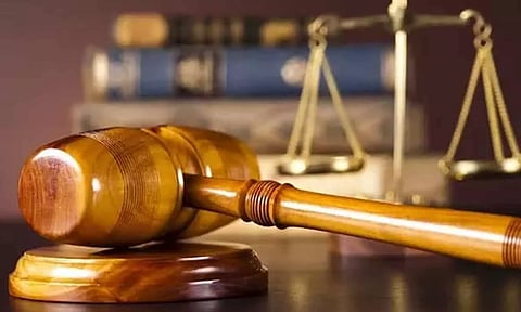 மகனை அடித்ததால் கோபம்: பள்ளிக்குள் புகுந்து ஆசிரியையை தாக்கிய பெற்றோர் மீது வழக்கு பதிவு