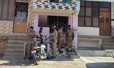 என்.ஐ.ஏ. அதிகாரிகள் சோதனை நடத்தி வரும் என்ஜினீயர் வீட்டையும், அங்கு போலீஸ் பாதுகாப்பு போடப்பட்டுள்ளதையும் காணலாம். 
