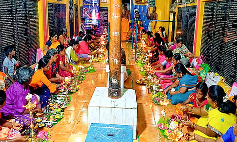 திருவிளக்கு வழிபாட்டில் கலந்து கொண்ட பெண்கள்.