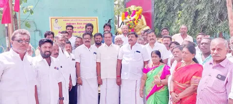 அண்ணா சிலைக்கு ஓ.பி.எஸ்.அணி-அ.ம.மு.க.வினர் மரியாதை