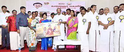 சிவகங்கையில் மகளிர் உரிமைத்தொகை கணக்கு அட்டையை பயனாளிகளுக்கு அமைச்சர் பெரியகருப்பன் வழங்கினார். அருகில் கலெக்டர் ஆஷா அஜீத்,எம்.எல்.ஏ.க்கள், தமிழரசி, மாங்குடி  உள்ளனர்.