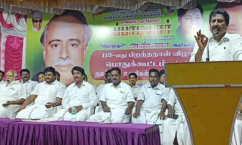 பொதுகூட்டத்தில் அ.தி.மு.க. மாநில செயலாளர் அன்பழகன் பேசிய காட்சி.
