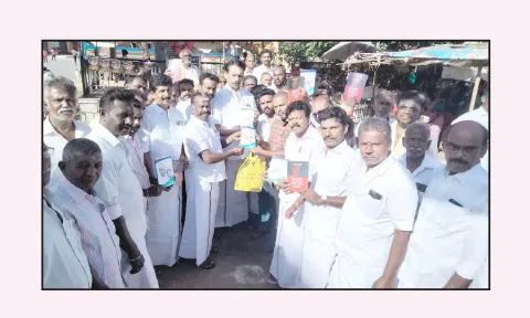 வாடிப்பட்டியில் தி.மு.க. சார்பில் அண்ணா வாழ்க்கை வரலாறு புத்தகம் வழங்கப்பட்டது.
