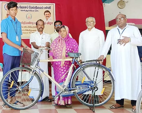 மாணவர்களுக்கு அரசின் விலையில்லா சைக்கிள்