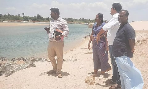 வைகை ஆற்று முகத்துவாரத்தில் மீன்வளத்துறை அதிகாரிகள் ஆய்வு