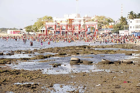 அக்னி தீர்த்த கடற்கரையில் 100 மீட்டர் உள்வாங்கிய கடல்