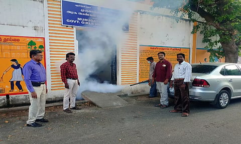 காரைக்காலில் டெங்கு காய்ச்சல் பரவாமல் தடுக்கும் நடவடிக்கைகளில் சுகாதாரத் துறை ஊழியர்கள் ஈடுபடுவதை படத்தில் காணலாம்.