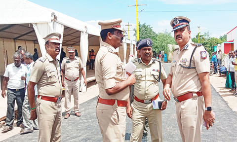 மேல் மொணவூரில் இலங்கை தமிழர் மறுவாழ்வு குடியிருப்பை வடக்கு மண்டல ஐ.ஜி.கண்ணன், டி.ஐ.ஜி. முத்துசாமி, எஸ்.பி.மணிவண்ணன், டி.எஸ்.பி.திருநாவுக்கரசு ஆய்வு செய்த காட்சி.