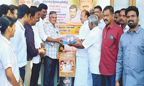 விழாவில் அமைச்சர் எம்.ஆர்.கே.பன்னீர்செல்வம்&nbsp; மருத்துவ உபகரணங்களை&nbsp; வழங்கினார்.&nbsp;