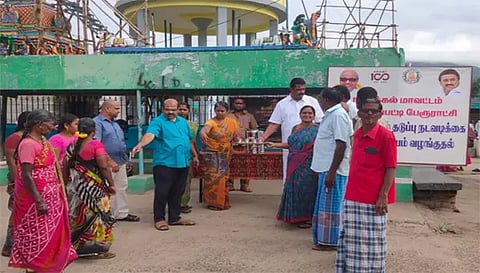 ரா.புதுப்பட்டி பேரூராட்சி சார்பில் பொதுமக்களுக்கு நிலவேம்பு கசாயம் வழங்கப்பட்ட போது எடுத்த படம்.