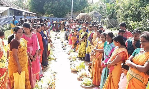 குடமுழுக்கையொட்டி நடந்த நிகழ்ச்சியில் கலந்து கொண்ட பக்தர்கள்.

