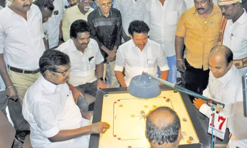கேரம் போட்டியை அமைச்சர் அன்பில்மகேஸ் பொய்யாமொழி தொடங்கி வைத்தார்.

