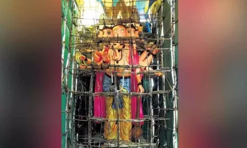 விசாகப்பட்டினத்தில் 117 அடி உயர விநாயகர் சிலை- 5 டன் களிமண்ணால் செய்யப்பட்டது