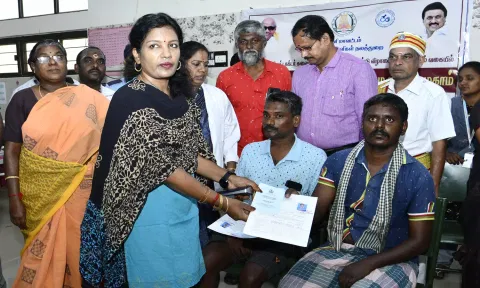 முகாமில் மாற்றுத்திறனாளிகளுக்கு அடையாள அட்டையை மாவட்ட கலெக்டர் ஷஜீவனா வழங்கினார்.