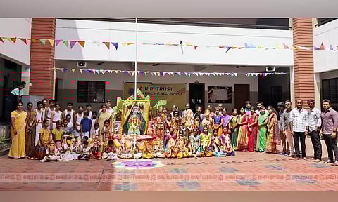 &nbsp;மழலையர்கள் விநாயகர் வேடமணிந்து விழாவில் கலந்து கொண்ட காட்சி.