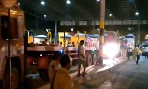 பஸ் கிடைக்காமல் சரக்கு வாகனத்தில் சென்ற மக்கள்- பரனூர் சுங்கச்சாவடியில் நள்ளிரவு வரை காத்திருந்தனர்