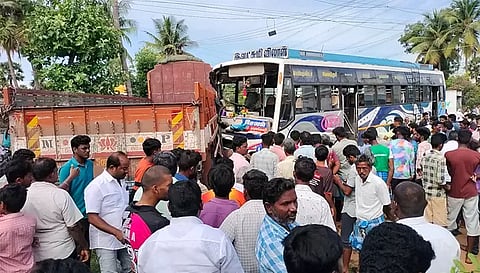 தாரமங்கலம் அருகே லாரி மீது மோதி நிற்கும் தனியார் பஸ்.