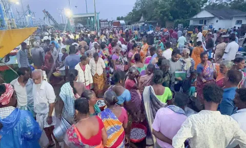 கடலூர் முதுநகர் மீன் மார்க்கெட்டில் மீன்களை வாங்க குவிந்துள்ள பொதுமக்களை படத்தில் காணலாம்.