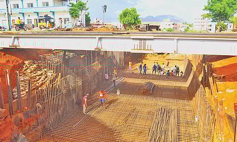 ஊட்டுவாழ்மடம் சுரங்கப்பாதையில் கம்பி கட்டும் பணி தீவிரம்