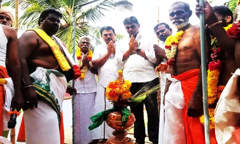 கும்பாபிஷேகத்தில் கலந்து கொண்டவர்களை படத்தில் காணலாம்.