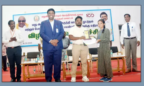 கலசலிங்கம் பல்கலைக்கழகத்தில் நடந்த போதைபொருள் தடுப்பு விழிப்புணர்வு நிகழ்ச்சியில், போட்டிகளில் வெற்றி பெற்ற மாணவ-மாணவிகளுக்கு கலெக்டர் ஜெயசீலன் பரிசு வழங்கினார். அருகில் பல்கலைக்கழக துணைத்தலைவர் சசி ஆனந்த் உள்பட பலர் உள்ளனர்.
