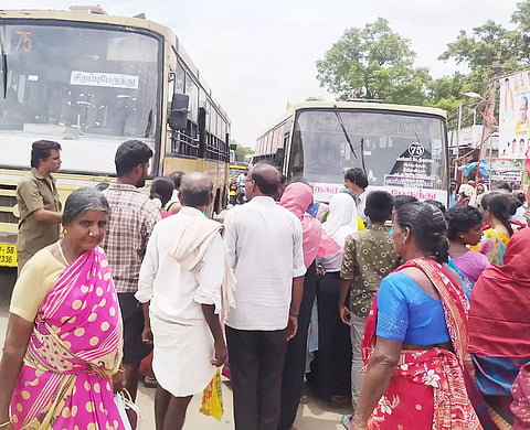 சாலை மறியலில் ஈடுபட்ட பொதுமக்கள்
